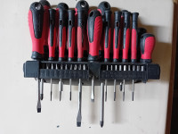 Komplet vijačnih nastavkov in izvijačev