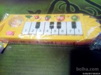 igračka za otroka klavir predvaja zvok ob pritisku na tipko