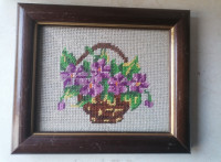 Gobelin v lepem širokem debelem okvirju s steklom 20,5 x 17,5 cm