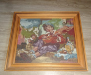 Gobelin v masivnem okvirju 55 x 49 cm, fantek z lutnjo