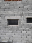 Okno z betonskim okvirjem
