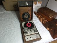 GRAMOFON DELUJOČ ISKRA SAMOSTOJNI LESEN Z OJAČEVALCEM