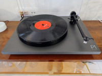 Gramofon Rega planar p1 plus