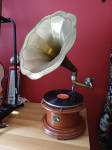 Muzejski gramofon HMV, delujoč