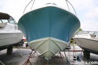 Antifouling: bel, črn in moder
