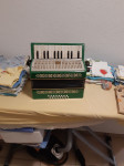 Prodam manjšo klavirsko harmoniko 16 basno