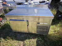 HLADILNI DELOVNI PULT Z  VRATI - INOX - 140 cm