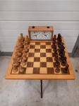 Šahovski komplet s podlogo, uro in figurami