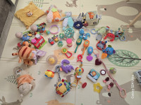 Igračke in podloga za igranje