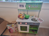 Otroška kuhinja + kuhinjske igrace