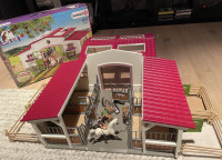 Schleich Horse Club Jahalni hlev z jahačem, konji in dodatki