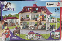 Schleich Horse Club Velika Hiša s hlevom + številni dodatki