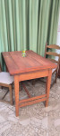 Čudovita starinska lesena miza