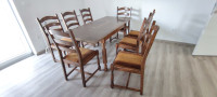 Jedilna miza z 8 stoli in vitrina iz polnega bukovega lesa