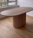 Jedilna lesena miza