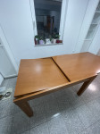 Lesena masivna raztegljiva miza