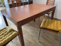 Jedilna raztegljiva miza + 4 stoli.