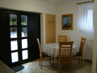 Okrogla miza in stoli