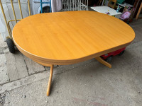 Ovalna rastegljiva miza