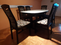 raztegljiva jedilna miza in 6 stolov