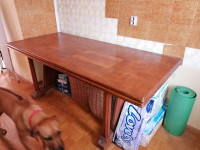 Večja jedilna miza iz masivnega lesa