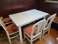 Kuhinjska miza s 3 stoli in klopjo