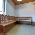 Lesena kotna klop in 4 masivni stoli