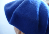 Dve kapi, čepici, črna in modra barva