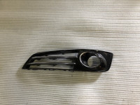 A8 D4 sprednji levi okvir meglenke AUDI mrežica 4H0807679