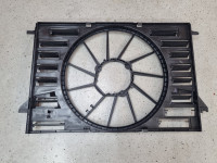 Audi A4 A5 2.0 tdi OHIŠJE VENTILATORJA MOTORJA 8W0121207B