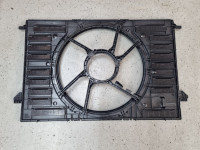 Audi A4 b9 35-TFSI OHIŠJE VENTILATORJA MOTORJA 8W0121207