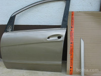 MERCEDES A VRATA LEVA