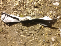 renault clio 3 nosilec blatnika levo levi original plastika