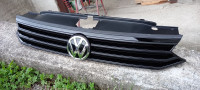 VW Passat B8 okrasna maska