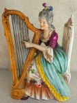 baročna porcelanasta figura - dama, ki igra na harfo