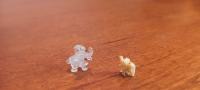 Dva miniaturna slončka, iz ebenovine in iz stekla, 1 cm