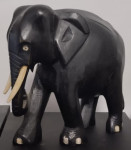 figura slona, ​​izrezljana iz ebenovine in kosti