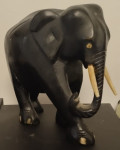 figura slona, ​​izrezljana iz ebenovine in kosti