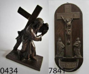 figurica Jezusa Kristusa in bronasto razpelo na deski