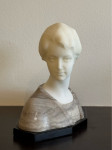 Kip, žensko poprsje iz alabastra in marmorja
