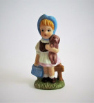 mat porcelanasta figurica - punčka in psička