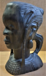 skulptura deklice v lesu / Afrika