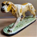 skulptura lovskega psa - alabaster