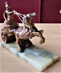 skulptura - rimski dvokolesni tekač na marmorni podlagi