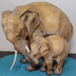skulptura slonice in majhnega slončka v terakoti