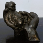 skulptura - v maminih rokah