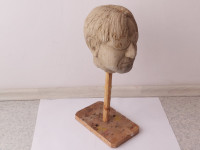 UMETNIŠKI KIP GLAVE ČLOVEKA Z OČALI,IZ GLINE,ROČNO DELO