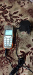 Klasični mobilni telefon Nokia s polnilcem