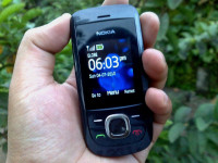 klasični mobitel Nokia 2220 slide