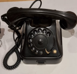 Crn retro telefon